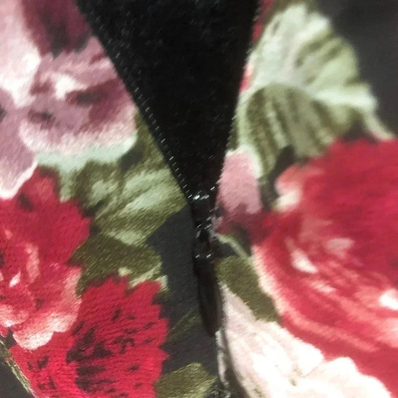 Re-Named Long Sleeve,Floral V-neck, lightweight,sheer, lined upper - Picture 8 of 15